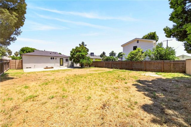 7117 Natick, Van Nuys, CA 91405