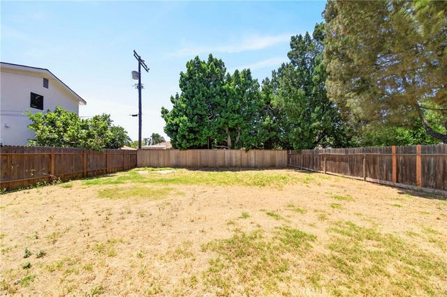 7117 Natick, Van Nuys, CA 91405
