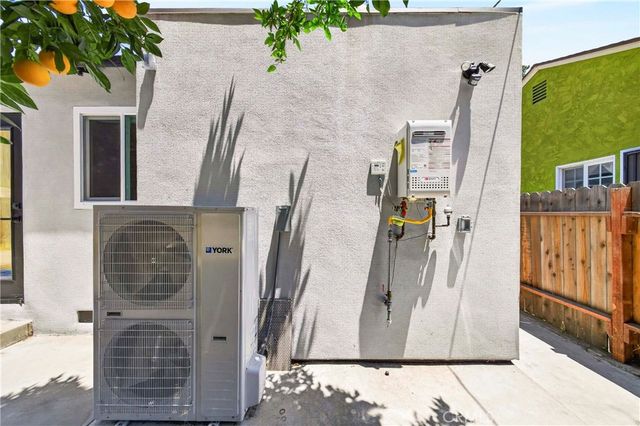7117 Natick, Van Nuys, CA 91405