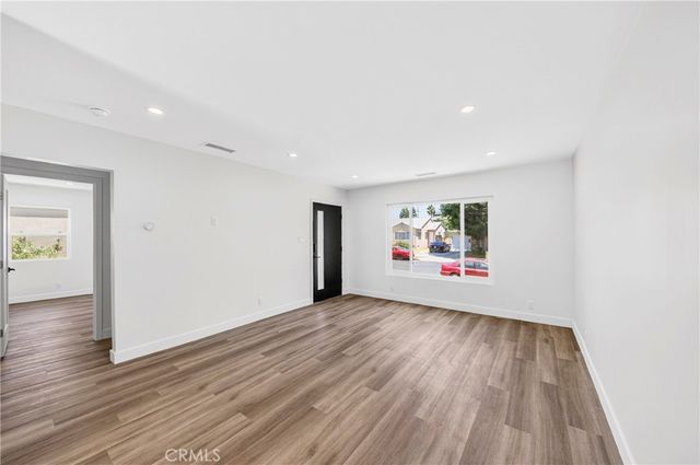 7117 Natick, Van Nuys, CA 91405