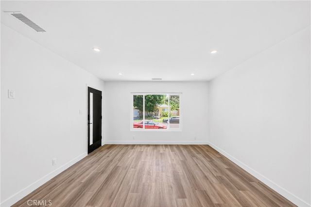 7117 Natick, Van Nuys, CA 91405
