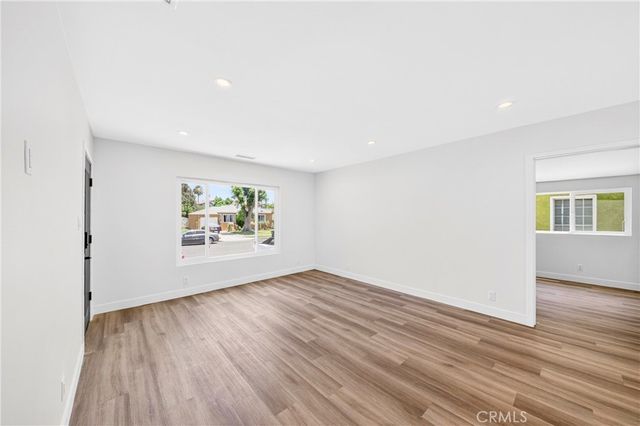 7117 Natick, Van Nuys, CA 91405