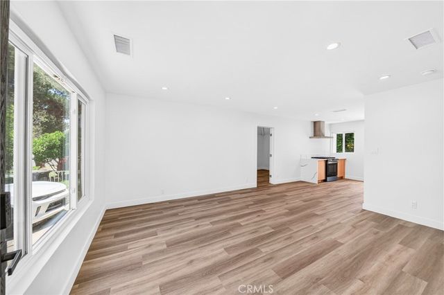 7117 Natick, Van Nuys, CA 91405