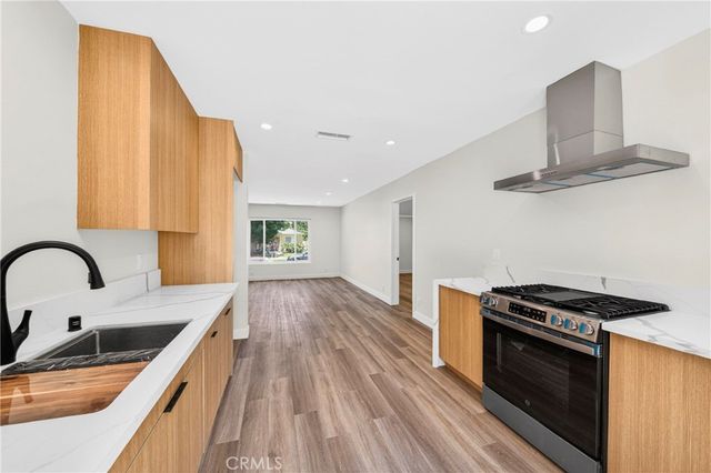 7117 Natick, Van Nuys, CA 91405