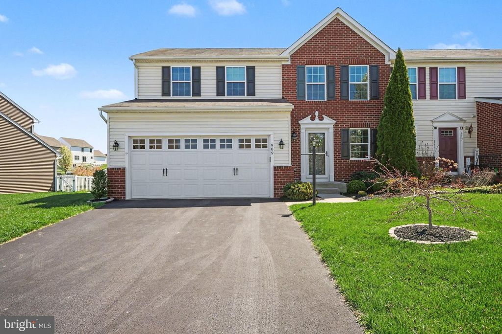 909 COUGAR POINTE CIR, Seven Valleys, PA 17360