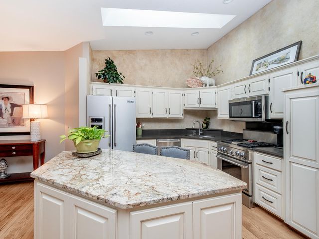 493 Sterling Street S, Maplewood, MN 55119