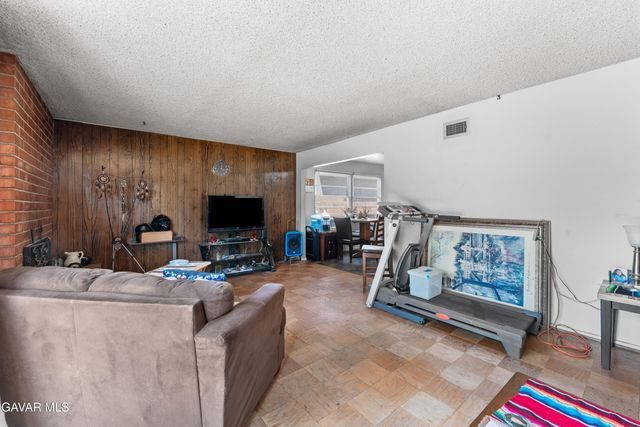 13525 Simshaw Avenue, Sylmar, CA 91342