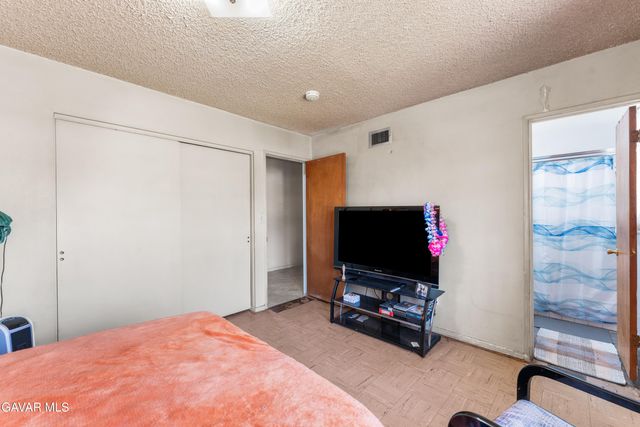 13525 Simshaw Avenue, Sylmar, CA 91342