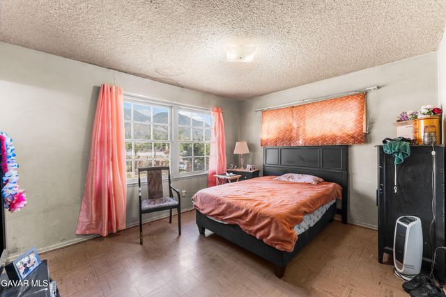 13525 Simshaw Avenue, Sylmar, CA 91342