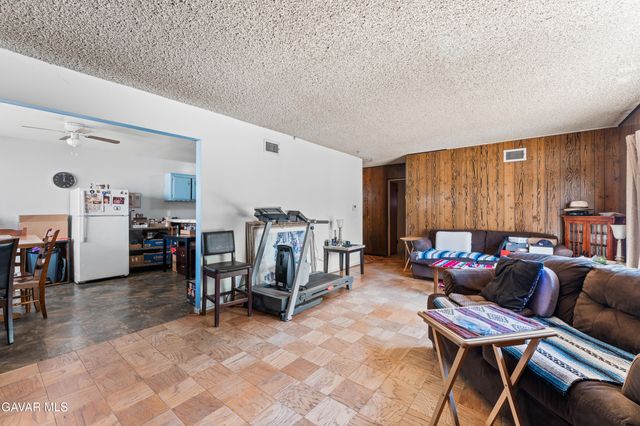 13525 Simshaw Avenue, Sylmar, CA 91342