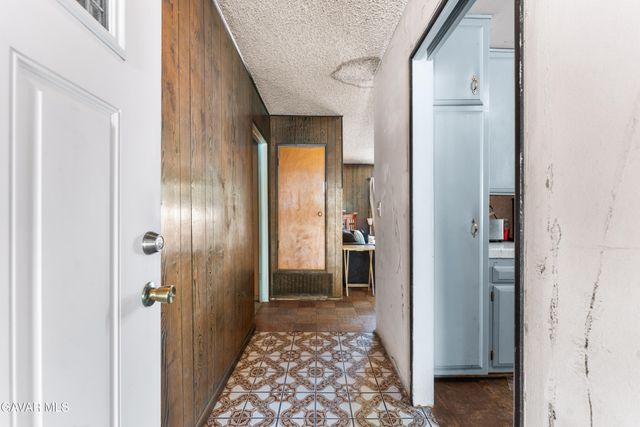 13525 Simshaw Avenue, Sylmar, CA 91342