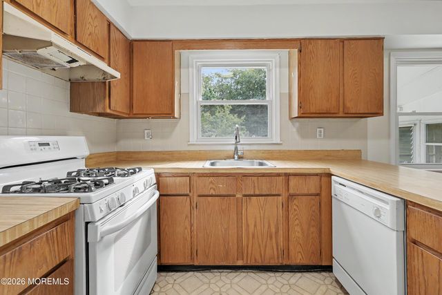 1075 Torremolinos Court, Toms River, NJ 08753