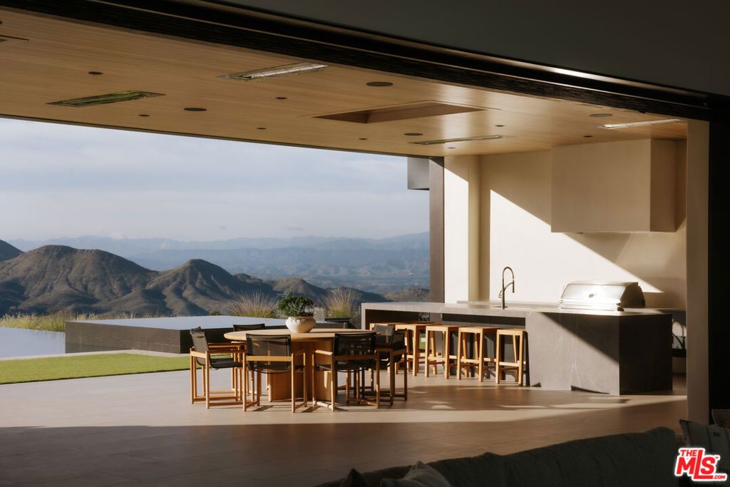 Image 10 of property listing at 2551 White Stallion Road, Thousand Oaks, CA 91361