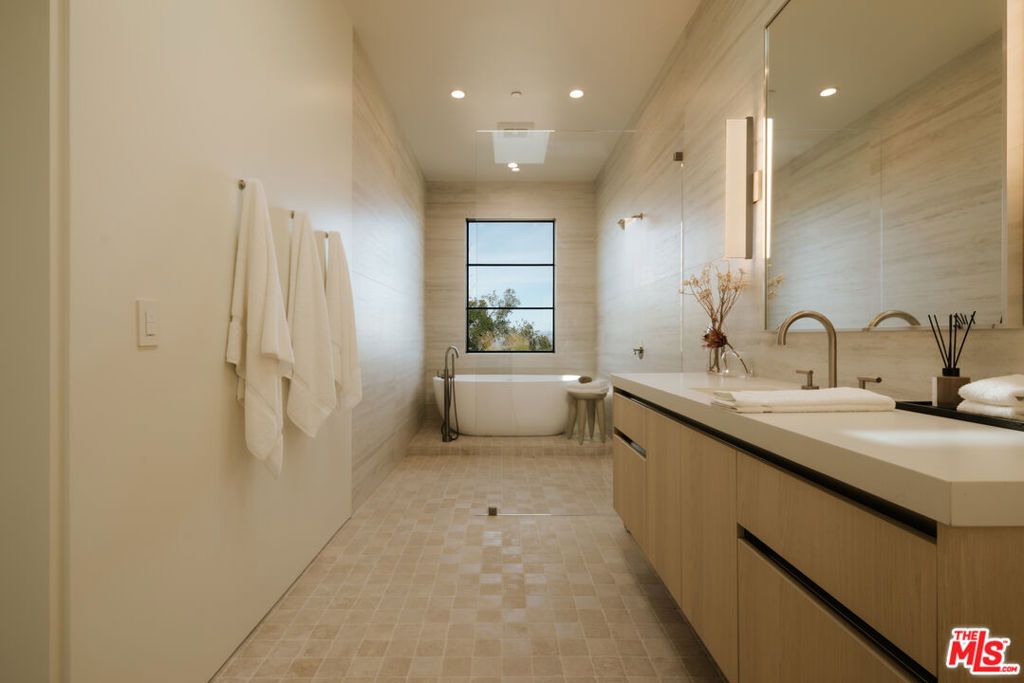 Image 26 of property listing at 2551 White Stallion Road, Thousand Oaks, CA 91361