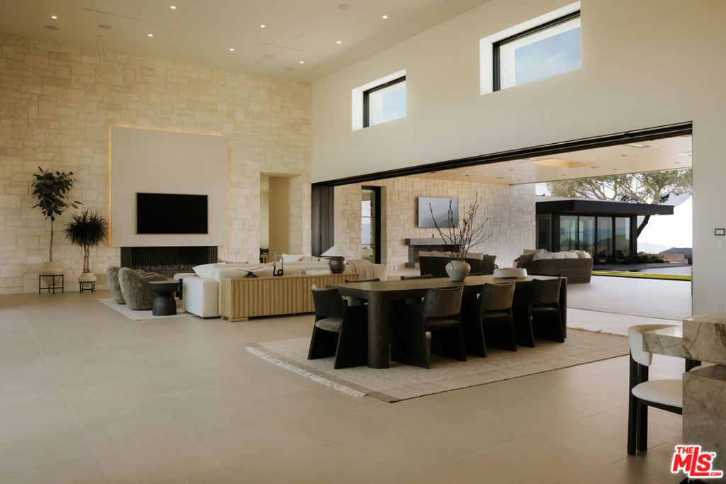 Image 7 of property listing at 2551 White Stallion Road, Thousand Oaks, CA 91361