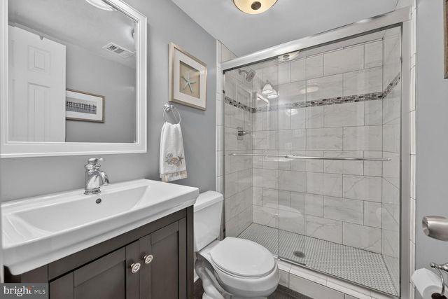 1240 PINE HILL RD, Mclean, VA 22101