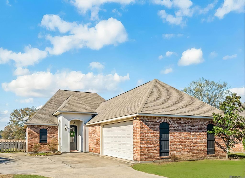 31067 Autumn Lake Dr, Walker, LA 70785