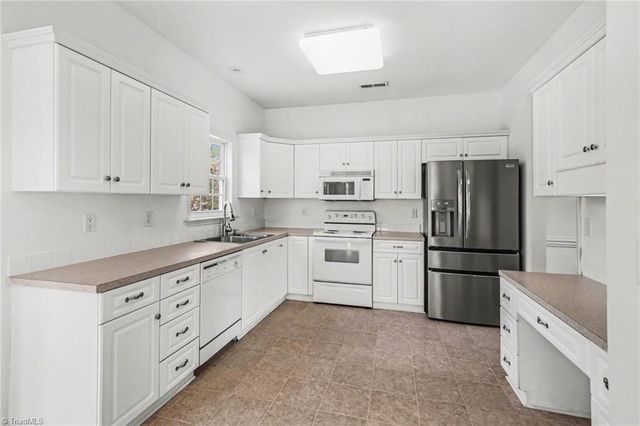 100 Kirkleigh Court, King, NC 27021
