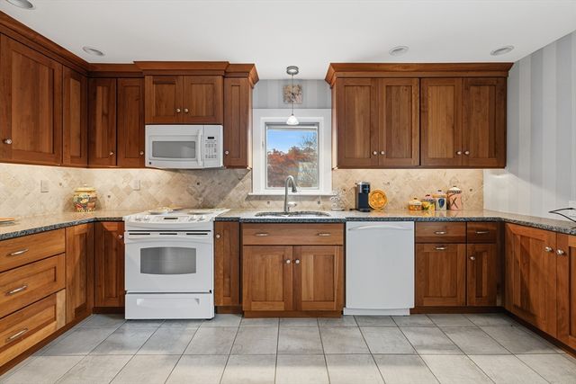 50 Gaywood St, Dartmouth, MA 02747