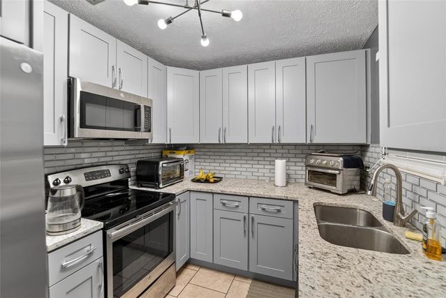 6424 ROCKPOINTE DRIVE, Tampa, FL 33634