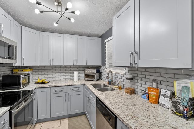 6424 ROCKPOINTE DRIVE, Tampa, FL 33634