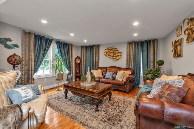 6 Belmont Court, Amityville, NY 11701