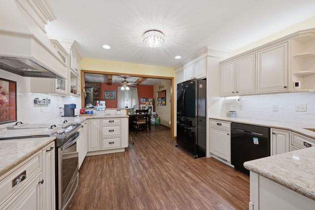 3075 W River Park Dr, Wichita, KS 67203