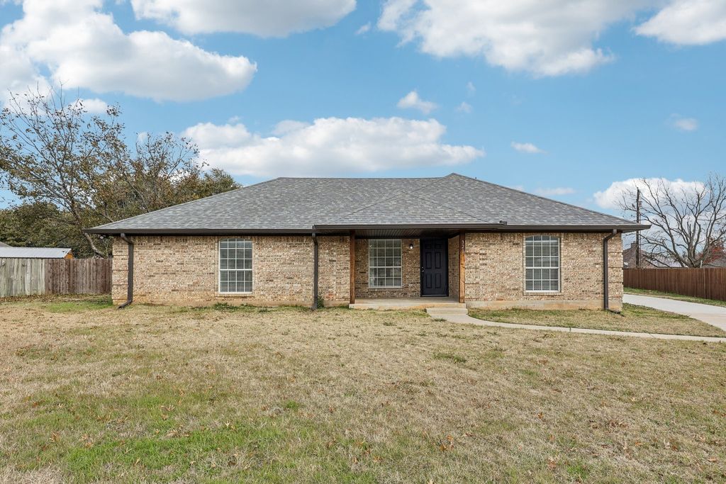 320 Edgewood Street, Krum, TX 76249