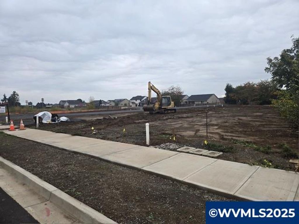 Image 1 of property listing at 1251 Brown St, Woodburn, OR 97071