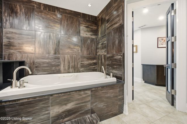 222 E Witherspoon St UNIT 1102, Louisville, KY 40202