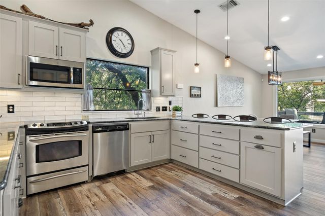 106 Center Cove II LOOP, Spicewood, TX 78669