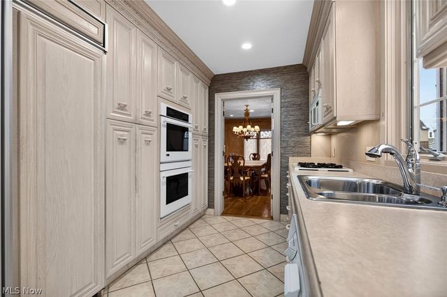 3498 Bainbridge Road, Cleveland Heights, OH 44118