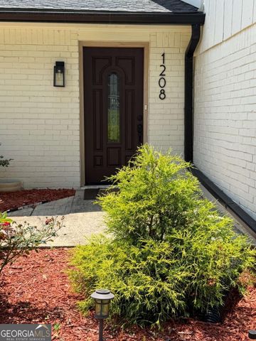 1208 Golden Circle SW, Lilburn, GA 30047