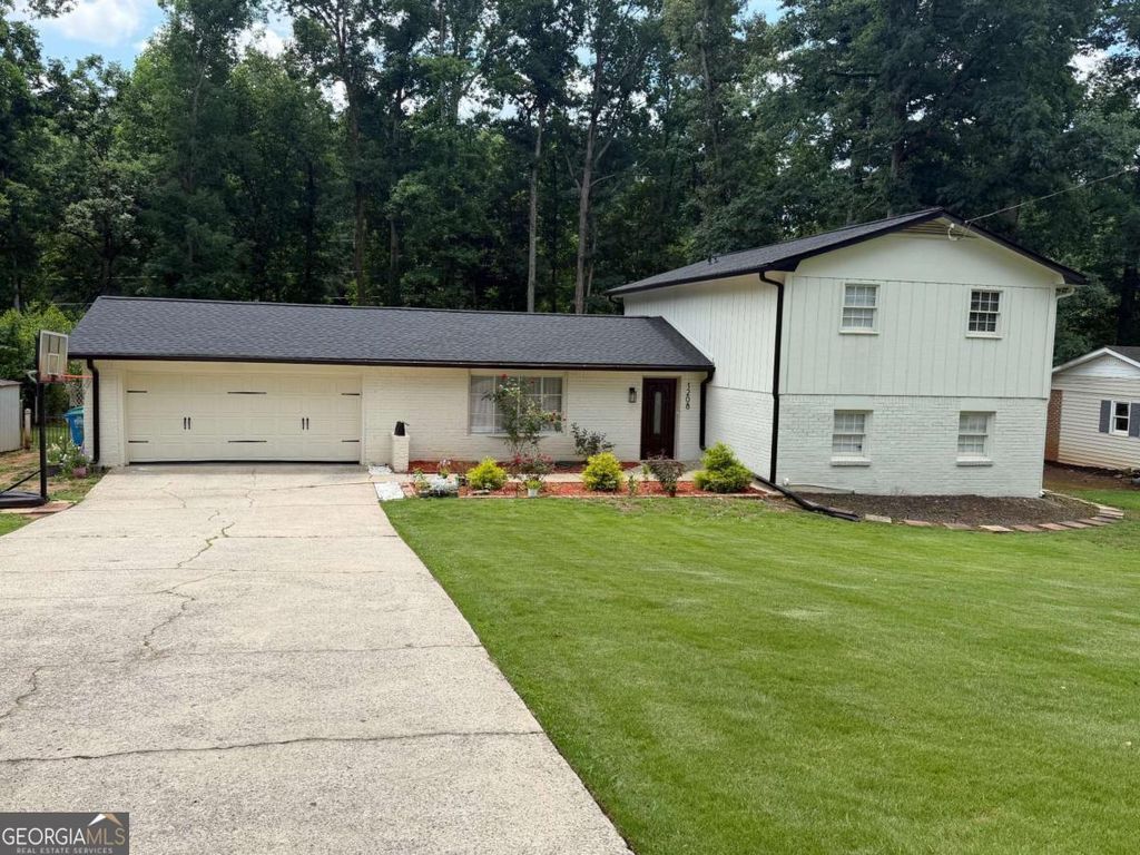 1208 Golden Circle SW, Lilburn, GA 30047