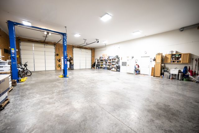 1004 Breeden Rd, Charlotte, TN 37036