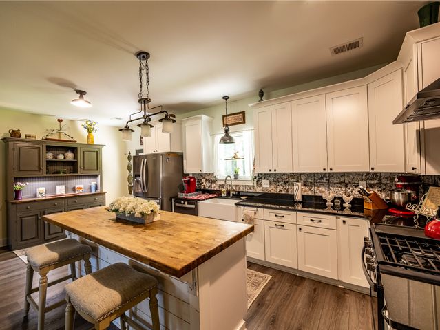 1004 Breeden Rd, Charlotte, TN 37036