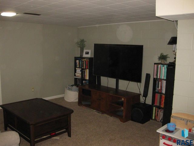 510 Sunset Dr, Dell Rapids, SD 57022