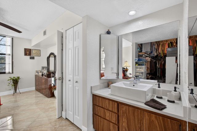 3716 Whitehall Drive 203, West Palm Beach, FL 33401