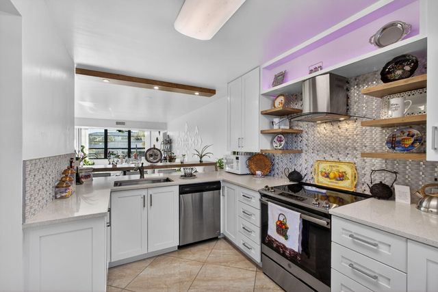 3716 Whitehall Drive 203, West Palm Beach, FL 33401