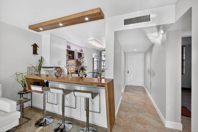 3716 Whitehall Drive 203, West Palm Beach, FL 33401