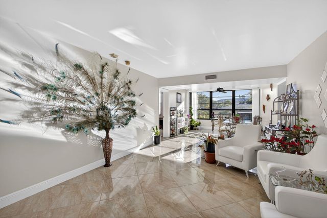 3716 Whitehall Drive 203, West Palm Beach, FL 33401