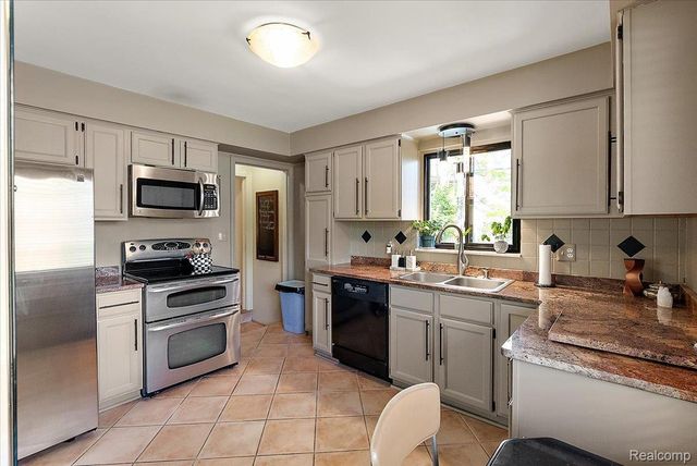 4374 Arden Place, Royal Oak, MI 48073