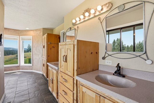 7217 E UHLIG Rd, Spokane, WA 99217