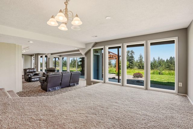 7217 E UHLIG Rd, Spokane, WA 99217