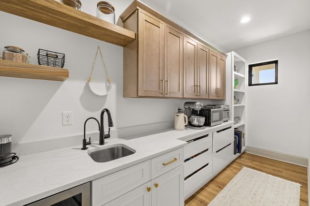 4232 Westgate Parkway, Clive, IA 50325