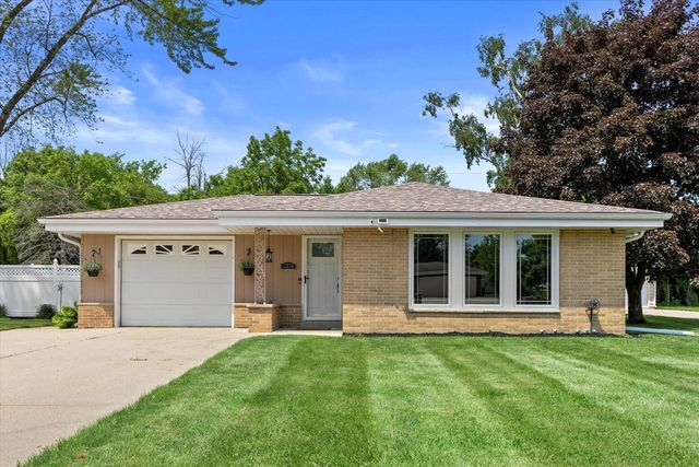 2210 W Woodward DRIVE, Oak Creek, WI 53154