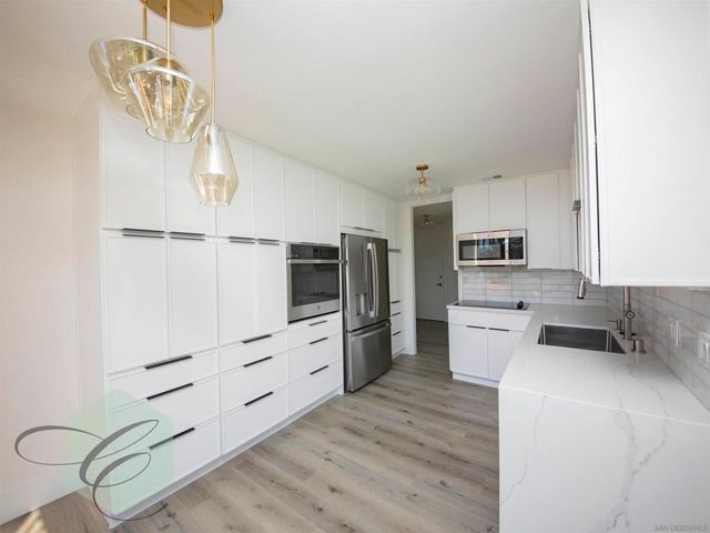 8111 Camino del Oro, San Diego, CA 92037