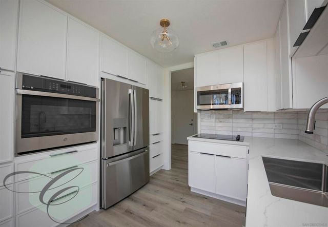 8111 Camino del Oro, San Diego, CA 92037