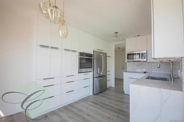 8111 Camino del Oro, San Diego, CA 92037