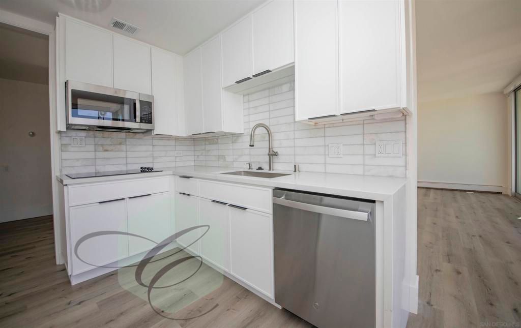 8111 Camino del Oro, San Diego, CA 92037